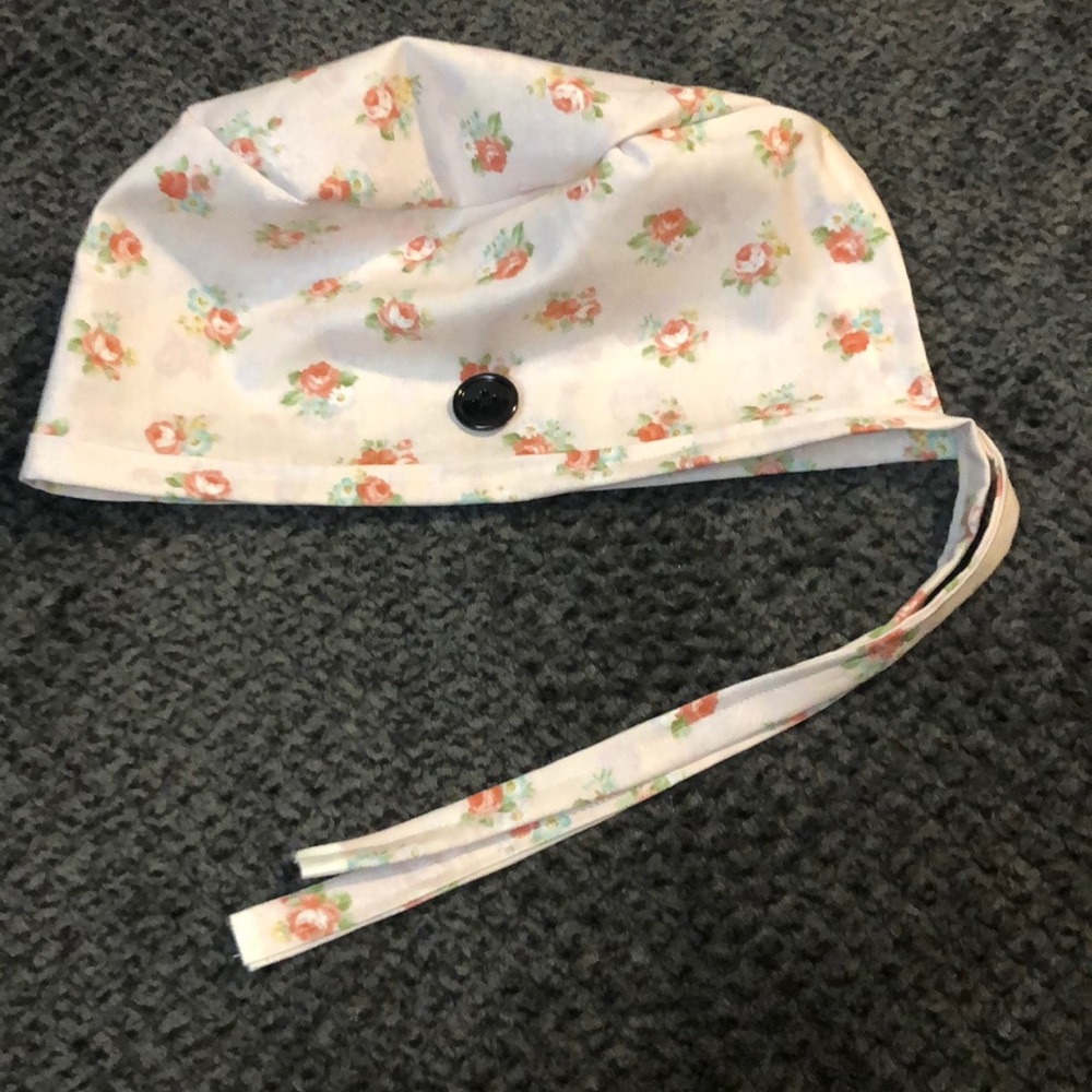 Scrub cap w buttons